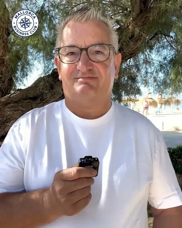 Andreas Frank spricht am Strand auf Mallorca über den VibeCoding-Workshop